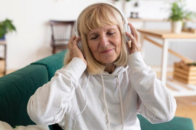 Пожилой человек, страдающий постоянным сильным шумом в голове, может облегчить своё состояние с помощью рекомендаций специалистов