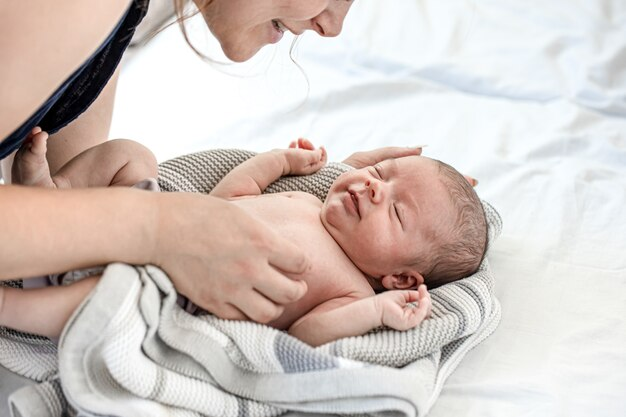Колики у новорожденного при искусственном вскармливании: что делать, симптомы и лечение